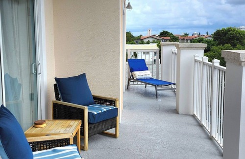 Deerfield Beach Apartment | Newly renovated 2/2 apt-2 min walk to the beach and restaurants