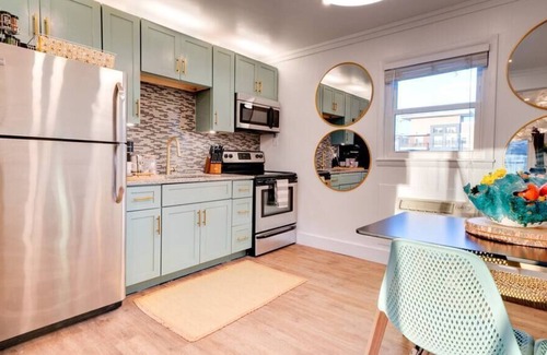 Melrose Apartment | NEWLY RENOVATED! Vibrant Exciting Nash Condo+ Pool