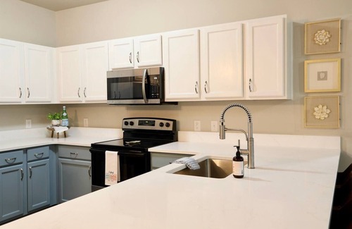 Oxford Condo | Newly Renovated! Walk to the Vaught from "The Powder Blue Perch"