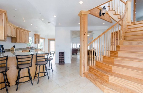 Bay Esplanade House | NEWLY RENOVATED! Waterfront House Clearwater Beach Sleeps 12. 5min walk to beach