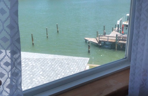 Bay Esplanade House | NEWLY RENOVATED! Waterfront House Clearwater Beach Sleeps 12. 5min walk to beach
