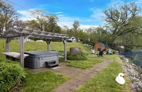 Mayfield House | Newly renovated with hot tub and lake