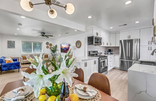 Ontario House | Newly Revamped Oasis: Ultimate Pool Getaway close to Disney