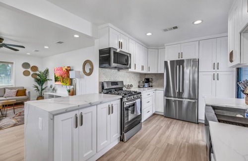 Ontario House | Newly Revamped Oasis: Ultimate Pool Getaway close to Disney