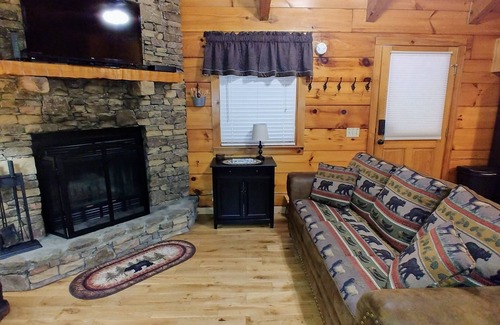 Gatlinburg - Pigeon Forge Cabin | Newly updated cabin, 10 min to pkwy in Pigeon Forge. Screen porch, hot tub,WiFi.