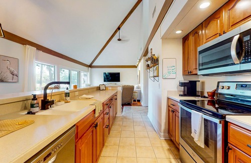 Moss Creek Condo | Newly updated condo with golf views, firepit, pool, & bikes - smart TVs, W/D, AC