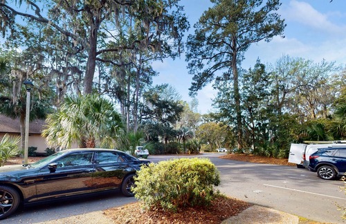 Moss Creek Condo | Newly updated condo with golf views, firepit, pool, & bikes - smart TVs, W/D, AC