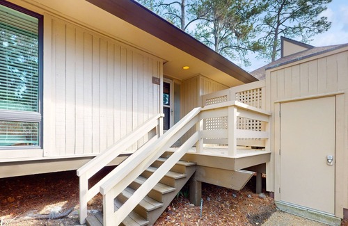 Moss Creek Condo | Newly updated condo with golf views, firepit, pool, & bikes - smart TVs, W/D, AC