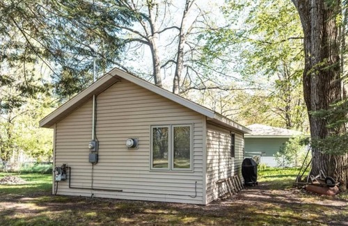 Houghton Lake Cabin | Newly updated knotty pine cabin, within walking distance from Houghton Lake.