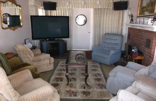 Centennial House | Newly Updated Large Home, Walk Downtown, UVM & Hospital ~ Includes Bicycles!