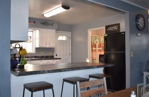 Newville House | Newly updated water retreat. PONTOON for rent, FREE golf & ICE at local course