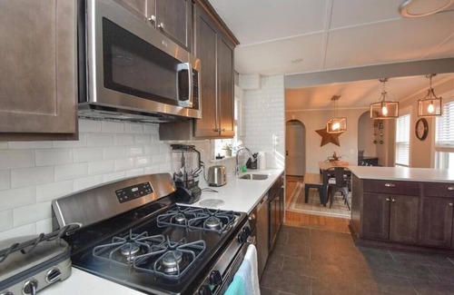 Fifth Ward Apartment | Newport 4 Bedroom Summer Escape