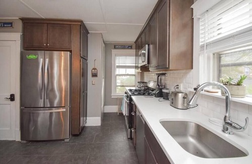 Fifth Ward Apartment | Newport 4 Bedroom Summer Escape