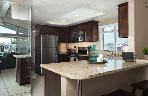 West Newport House | Newport Pier, Walk to Beach. 2 Parking Spaces. AC in all rooms