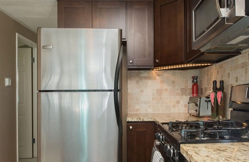 West Newport House | Newport Pier, Walk to Beach. 2 Parking Spaces. AC in all rooms