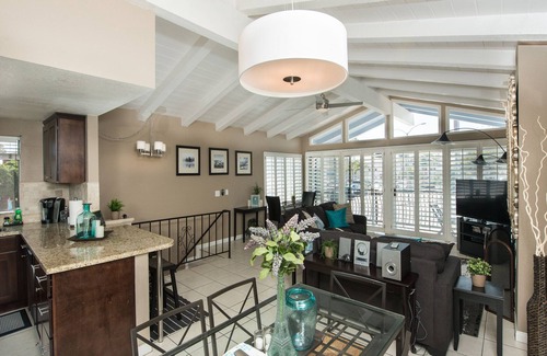 West Newport House | Newport Pier, Walk to Beach. 2 Parking Spaces. AC in all rooms