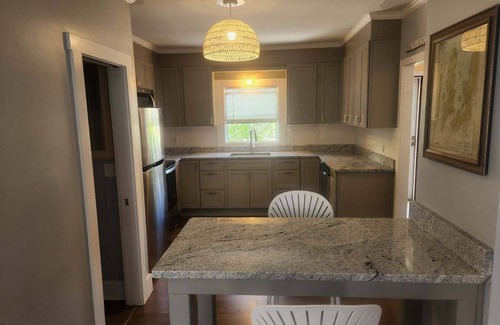 Fifth Ward House | Newport summer monthly rentals close to everything!