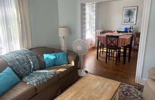Fifth Ward House | Newport -Walk to beach, playground, restaurants & off street parking