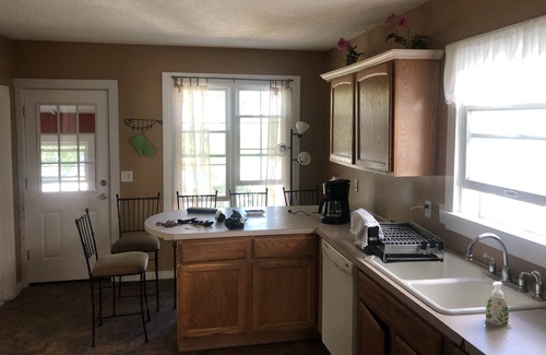 Fifth Ward House | Newport -Walk to beach, playground, restaurants & off street parking