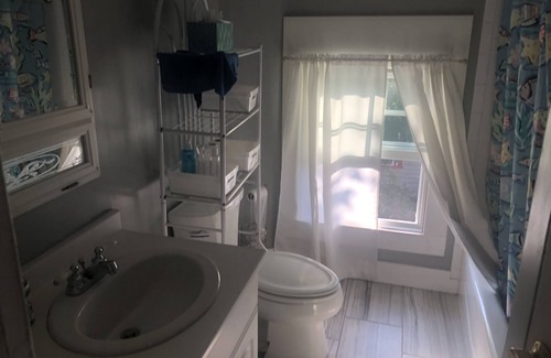 Fifth Ward House | Newport -Walk to beach, playground, restaurants & off street parking