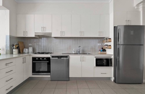 St Peters Apartment | Newtown Outlook Vibrant Parkside Retreat near CBD
