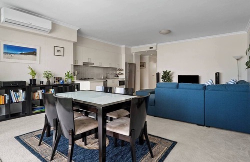 St Peters Apartment | Newtown Outlook Vibrant Parkside Retreat near CBD