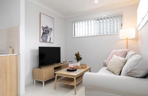 Rocklea Apartment | Next to a Disk Golf Course! Shops! AirCon! 139F1