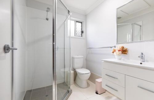 Rocklea Apartment | Next to a Disk Golf Course! Shops! AirCon! 139F1