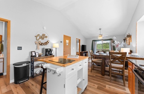 Indian Point Condo | Next to Silver Dollar City - Lakeside Condo