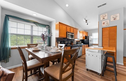 Indian Point Condo | Next to Silver Dollar City - Lakeside Condo