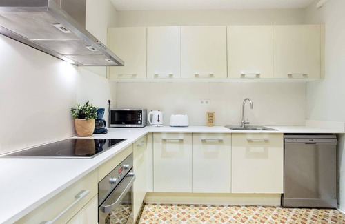 El Raval Apartment | Next to the beach - Las Ramblas 4 bedroom with balcony