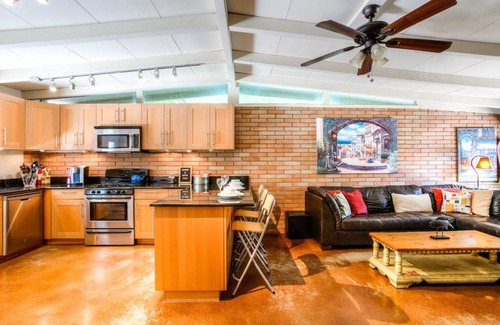 Hancock House | Next to UT, 3 Miles to Downtown, Pet- Friendly