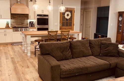 Oshkosh House | NFL Draft rental secluded country home 46 miles from away from Lambeau Field.