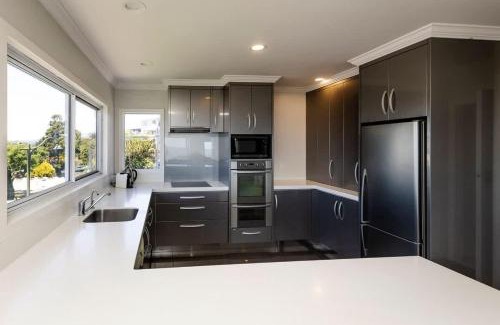 New Plymouth House | Ngamotu Vista - 5BR home with harbour views