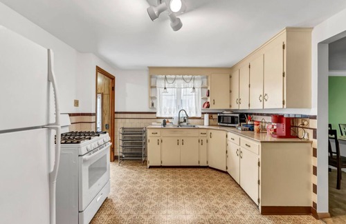 Cheektowaga House | Niagara Falls, Highmark, Buffalo Vacation House