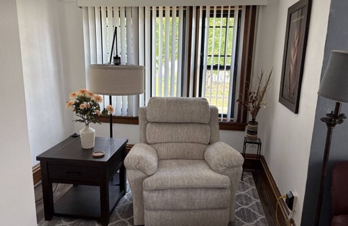 West Allis Apartment | Nice 1 BR Apt with office with WIFI and convenient location