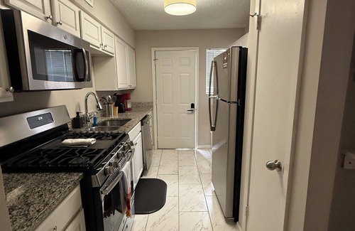 Uptown Apartment | Nice 2-bedroom apartment in lovely Memphis with WiFi, AC
