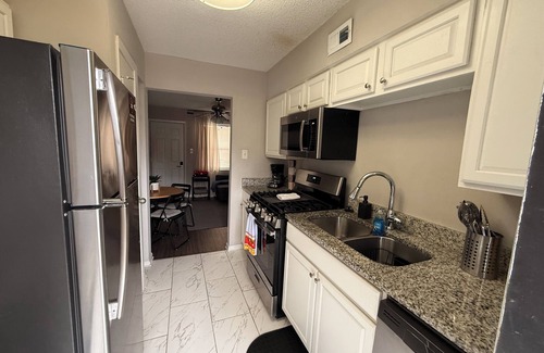 Uptown Apartment | Nice 2-bedroom apartment in lovely Memphis with WiFi, AC