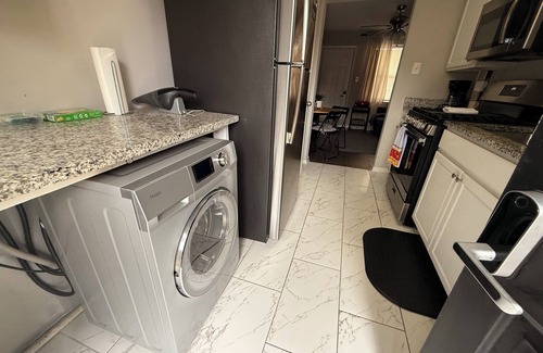 Uptown Apartment | Nice 2-bedroom apartment in lovely Memphis with WiFi, AC