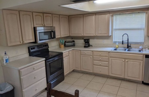 San Carlos Park House | Nice 3 BR, 2 BA, WiFi, near I-75, Beach, Florida Gulf Coast Univ. & the Airport