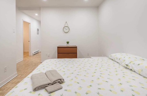 Villeray—Saint-Michel—Parc-Extension Apartment | Nice 5Bed Apt ~Steps Away From Saint-Michel Metro!