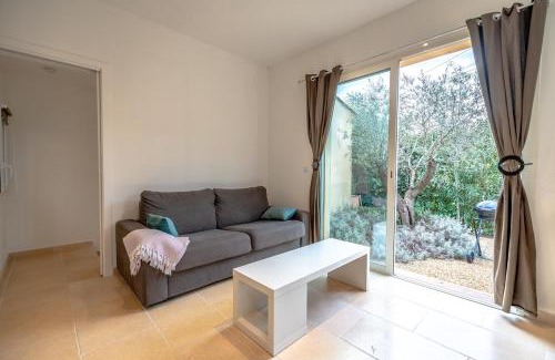 Preconil Villa | Nice air-conditioned house with flower garden