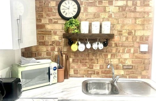 Luton Apartment | Nice and Cosy Large Studio Near Luton Airport