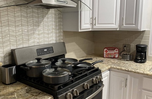 Woodland Hills House | Nice and cozy 2 bedrooms guest house with parking in premises