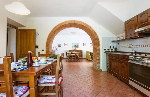 Guistrigona Villa | Nice apartment in villa for 5 people with WIFI, TV, patio, pets allowed and parking