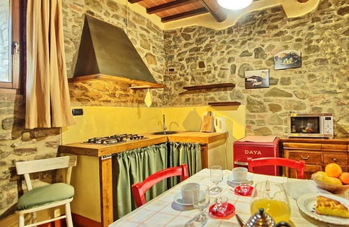 Torre A Castello Apartment | Nice apartment for 3 people with WIFI, pool, pets allowed, panoramic view and parking