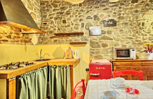 Torre A Castello Apartment | Nice apartment for 3 people with WIFI, pool, pets allowed, panoramic view and parking