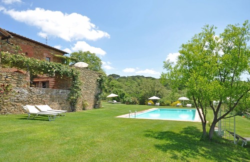 Castelnuovo Berardenga Apartment | Nice apartment for 2 guests with pool, WIFI, A/C, pets allowed, panoramic view and parking