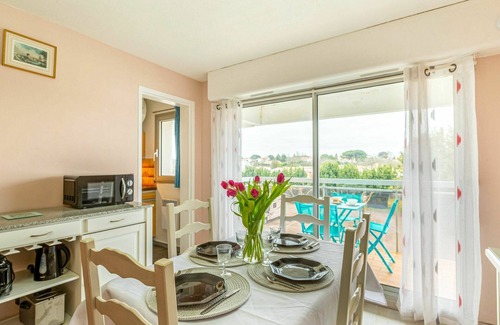 Meschers-sur-Gironde Apartment | Nice apartment for 4 people with WIFI, TV, balcony and parking
