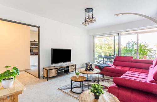Saint-Laurent-du-Var Apartment | Nice apartment for 6 people with WIFI, A/C, pool, TV, patio, pets allowed and parking